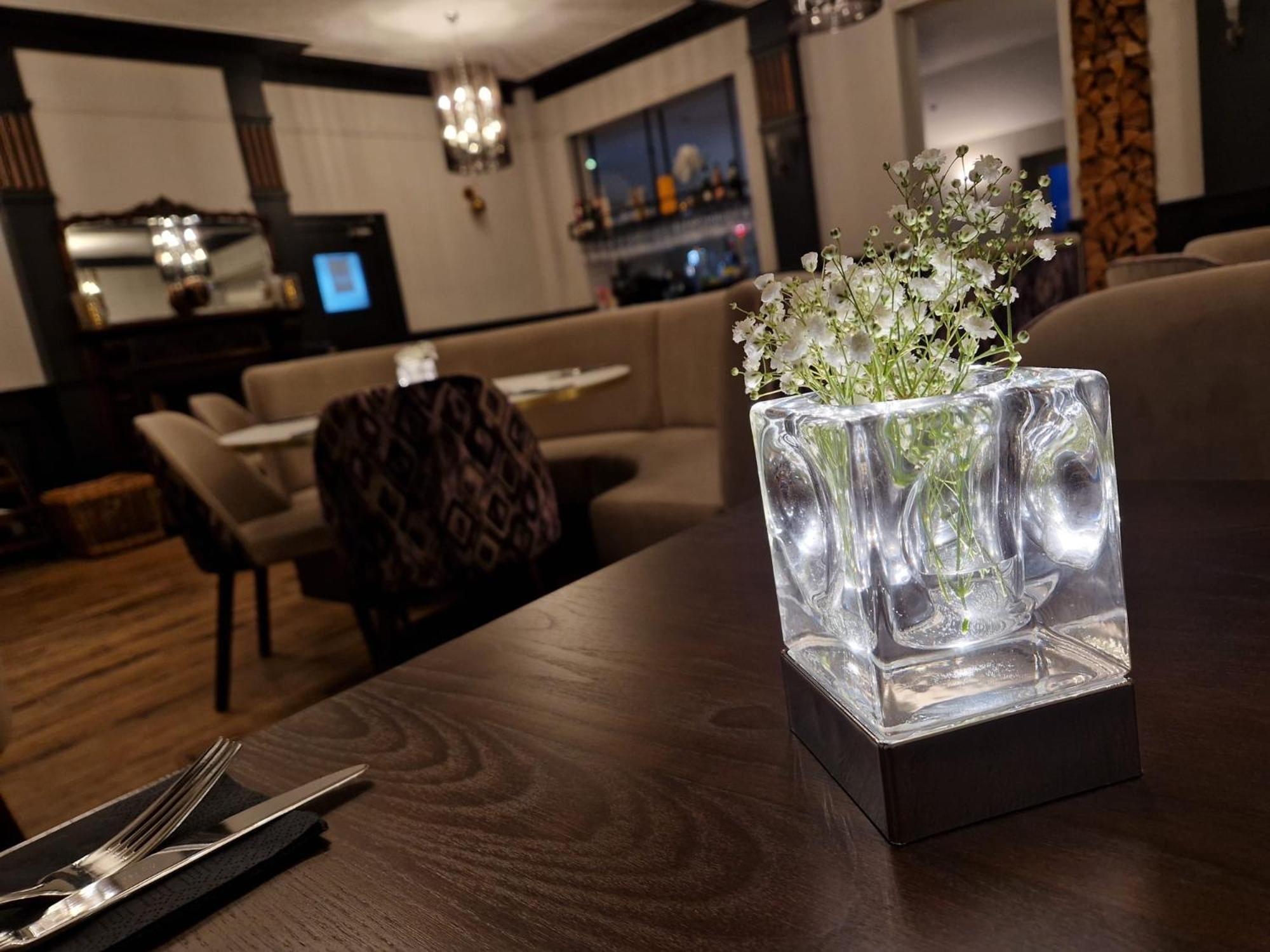 The Lilly Restaurant With Rooms Llandudno Ngoại thất bức ảnh
